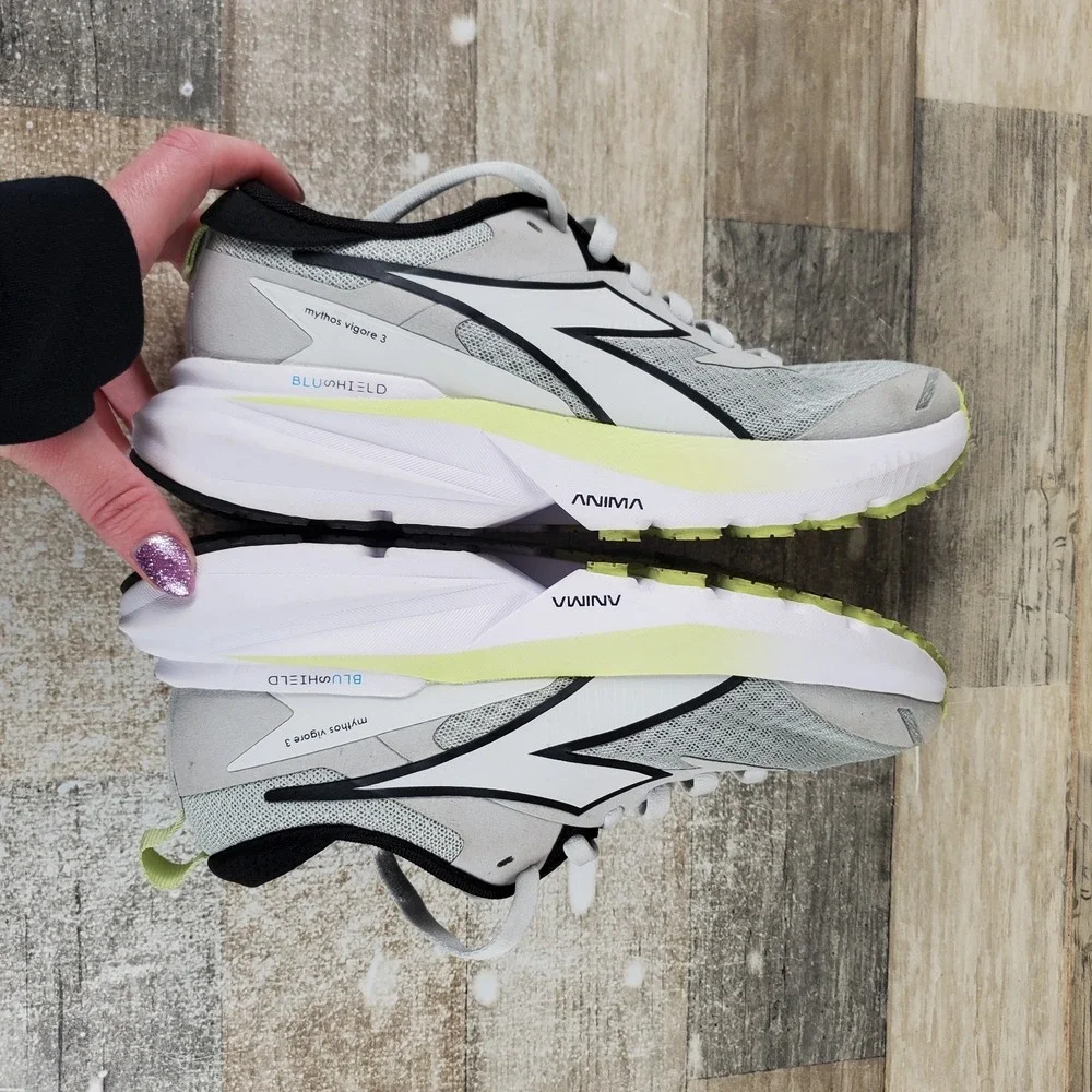 Diadora Mythos Blushield Vigore 3 Womens Shoes Sz 7 Running Silver White Sneaker